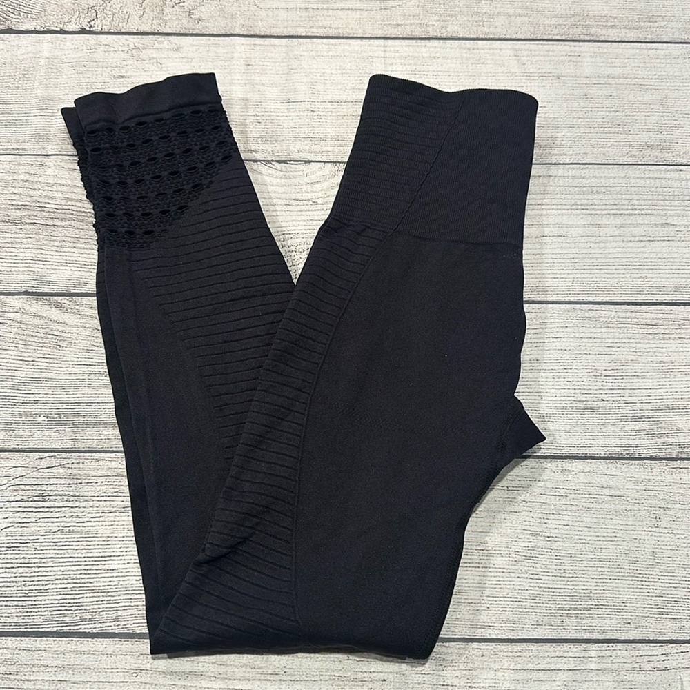 🦈Women’s Gymshark black leggings with leg detail size S🦈